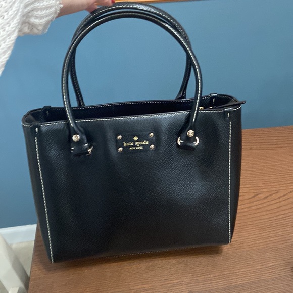 I’m selling Kate Spade handbag. Never used. - Picture 4 of 5